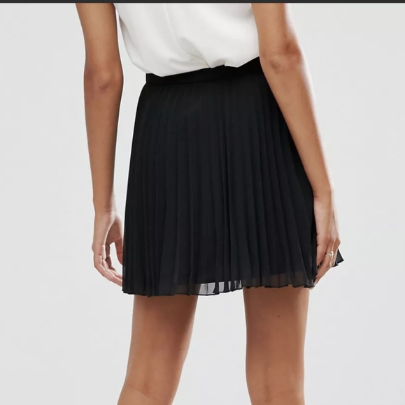 Black Pleated Loft Swing Mini Skirt - Picture 2 of 8